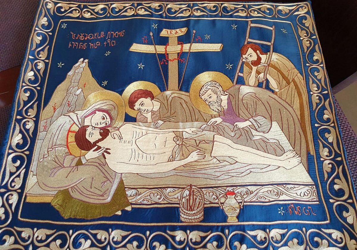 Handgeborduurd Georgisch paaskleed dat de afneming van Jezus van het kruis verbeeldt. Jezus ligt met zijn hoofd op Maria's schoot.
