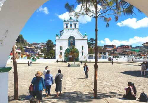 Het plein voor de kleurige San Juankerk in het Mexicaanse dorp Chamula