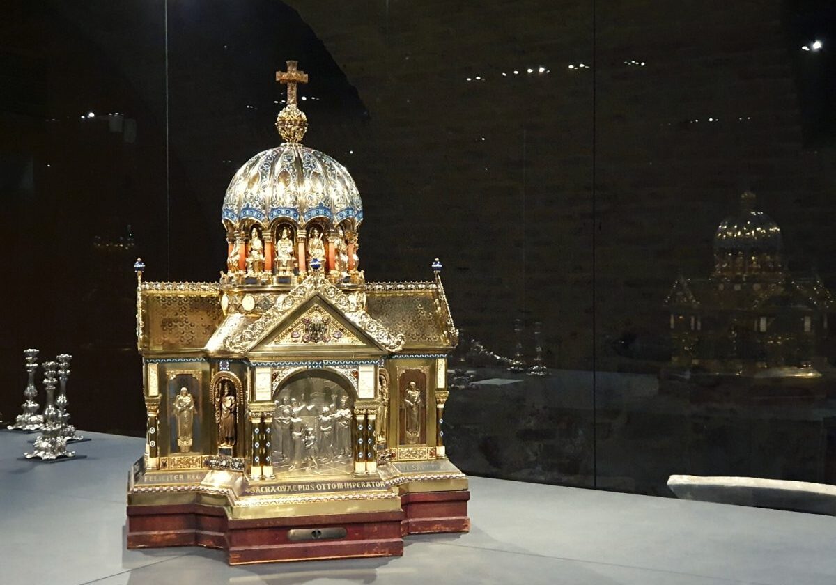 De gouden reliekschrijn van de heilige Corona in de Schatkamer van de Dom van Aken