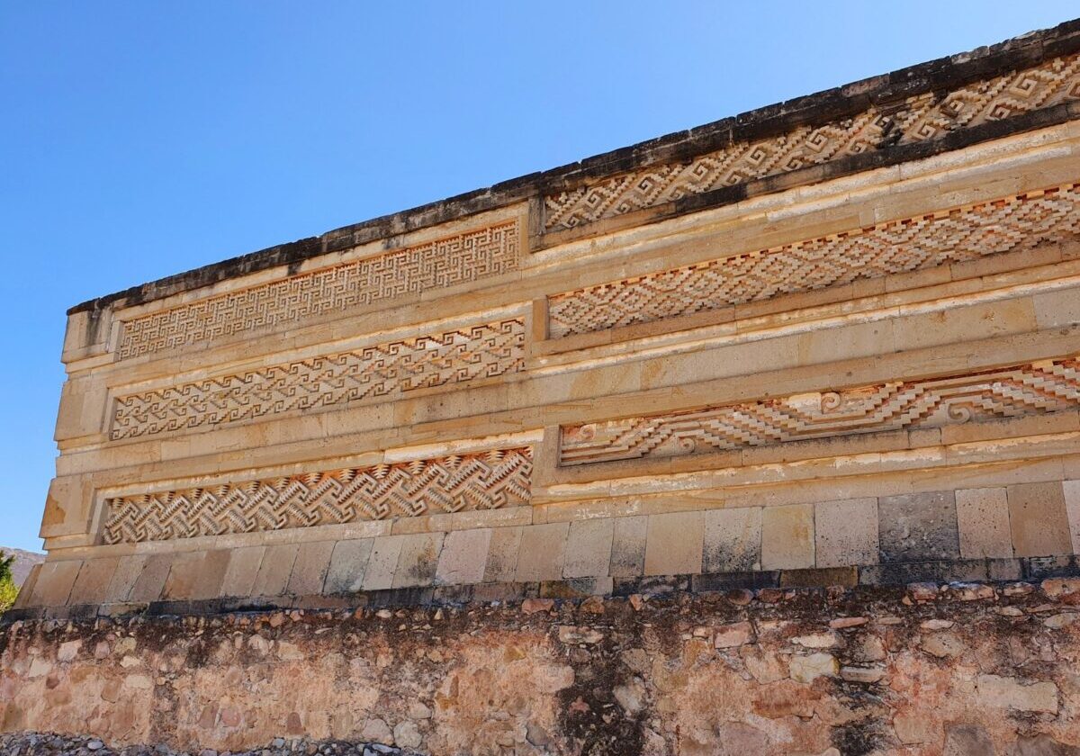Sierranden vol geometrische motieven op de muren van de Dodentempel in Mitla, Mexico